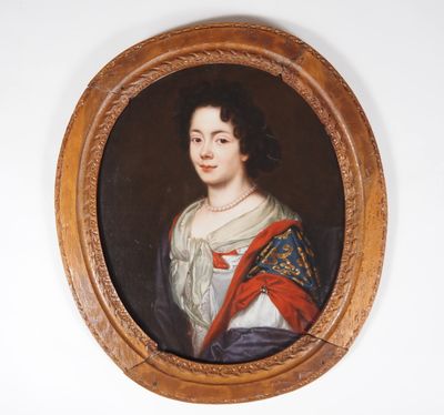 portrait d'une dame en robe blanche, avec une ceinture rouge
