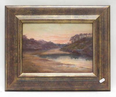 une peinture à l'huile représentant un paysage avec un lac et des montagnes en arrière-plan