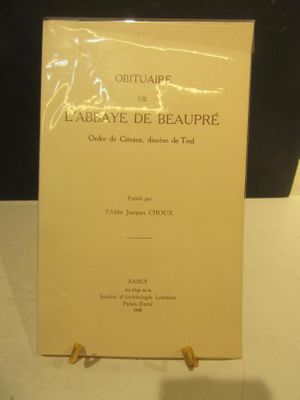 un livre posé sur une table dans une pièce