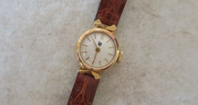 une montre posée sur une table