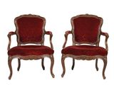 deux chaises rouges ornées de passementerie dorée et dotées d'une assise rembourrée rouge