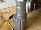 a machine that is sitting on the floor in a room