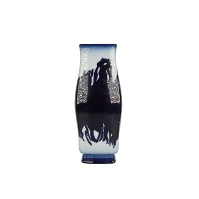 un vase bleu orné d'un cheval sur fond blanc
