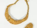 une photo d'un collier et d'un bracelet en or avec un fermoir en or