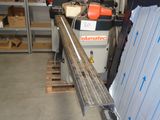 une photo d'une machine dans une usine, entourée de nombreuses caisses