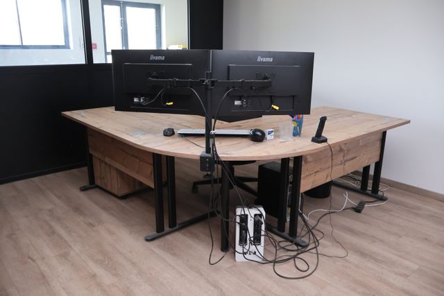Mobilier de bureau de manufacture contemporaine, métal laqué noir...