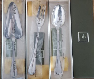 deux boîtes contenant de l'argenterie, posées sur une table