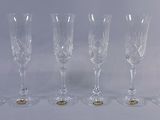 six verres à vin sont alignés sur une surface blanche