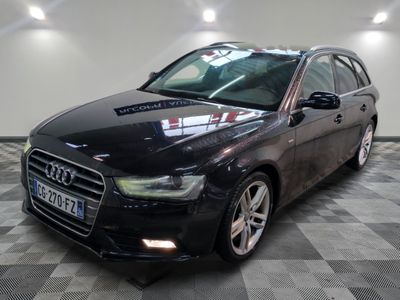 une image d'une voiture audi noire dans une salle d'exposition