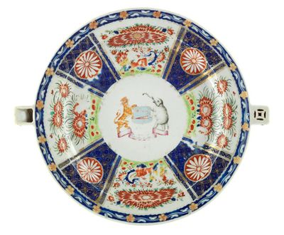 une image représentant une assiette ornée d'un motif sur fond blanc