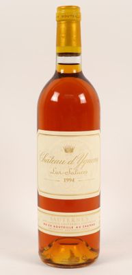l'image d'une bouteille de vin posée sur une table