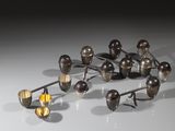 de nombreux objets métalliques posés sur une table