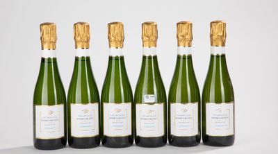 six bouteilles de champagne alignées sur une table