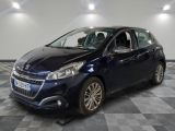 une voiture bleue est garée dans une pièce au sol à carreaux
