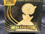 La boîte du jeu de cartes « Mega Evolution » est exposée.