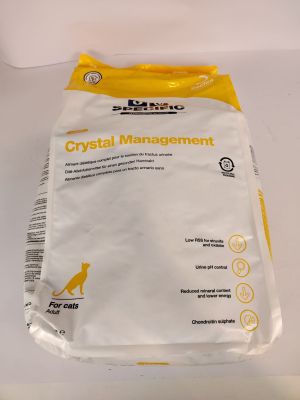 un sac de nourriture pour chat posé sur une table blanche