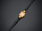 une montre-bracelet plaquée or avec un bracelet en cuir noir