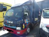 deux camions garés l'un à côté de l'autre dans un parking