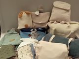 une table sur laquelle sont posés plusieurs sacs