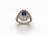 gros plan d'une bague en diamant et saphir sur fond blanc