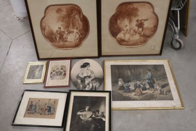 de nombreuses photos encadrées représentant des personnes assises par terre