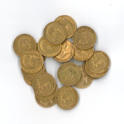 une pile de pièces d'or sur une surface blanche