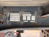 un gros plan d'une machine posée au sol