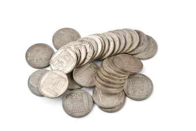 tas de pièces d'argent posées sur une surface blanche, sur fond blanc