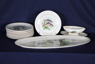 beaucoup d'assiettes et de bols posés sur une table