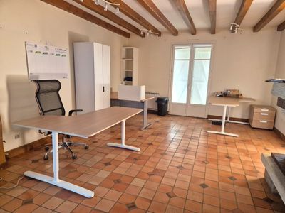 une pièce avec un bureau et une chaise