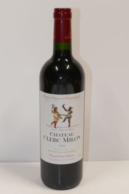 une bouteille de vin posée sur une table