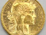 Gros plan sur une pièce d'or ornée d'une tête de femme