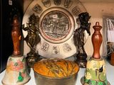 de nombreux objets anciens posés sur une étagère dans une pièce