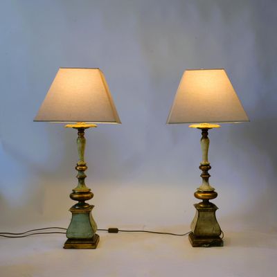 une paire de lampes de table vertes et dorées avec des abat-jours blancs, sur fond blanc