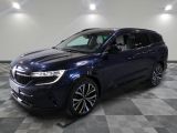 Une Buick Enclave bleue de 2020 est exposée dans un showroom