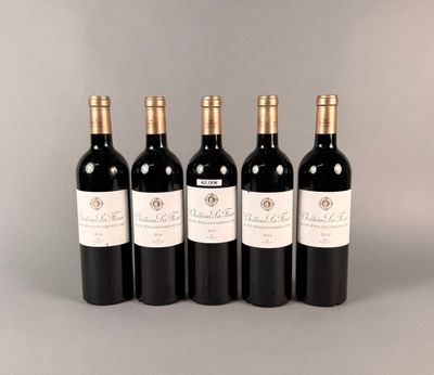 quatre bouteilles de vin sont alignées