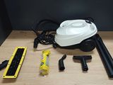 une photo montrant un aspirateur et d'autres outils posés sur une table