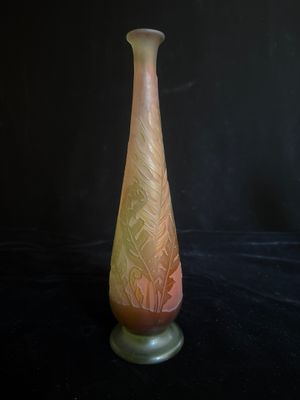 une image représentant un vase en verre sur fond noir