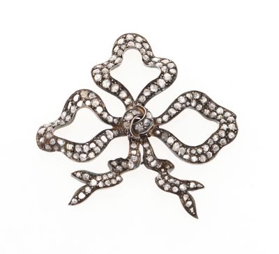 une broche antique en forme de fleur sertie de diamants