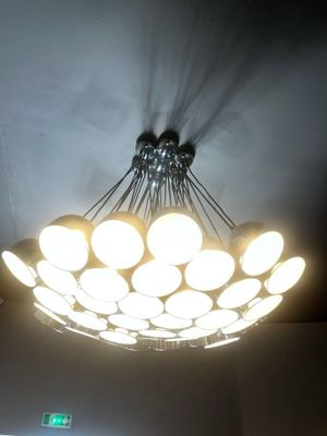 une lumière suspendue au plafond d'une pièce