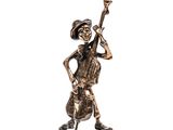 une statue représentant un squelette jouant du violon sur fond blanc