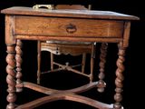 une petite table en bois surmontée d'un tiroir