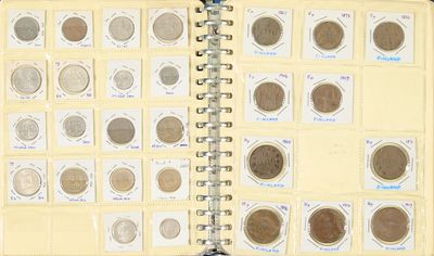 un livre dans lequel se trouvent de nombreuses pièces de monnaie