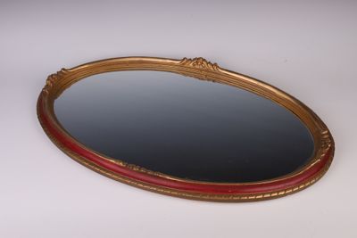 un miroir posé sur une table