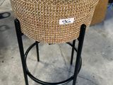 un gros plan d'un tabouret dont l'assise est en osier