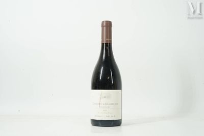 une bouteille de vin posée sur une table