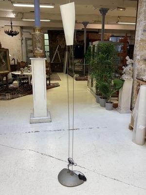 un lampadaire posé au milieu d'une pièce