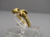 une image représentant une bague en or ornée d'une tête de dragon