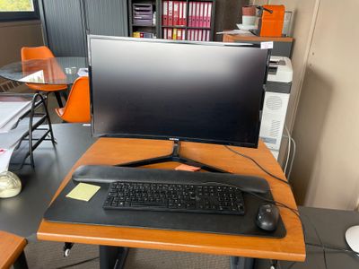 un bureau d'ordinateur équipé d'un écran et d'un clavier