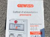 deux cartons contenant du matériel électronique posés par terre l'un à côté de l'autre